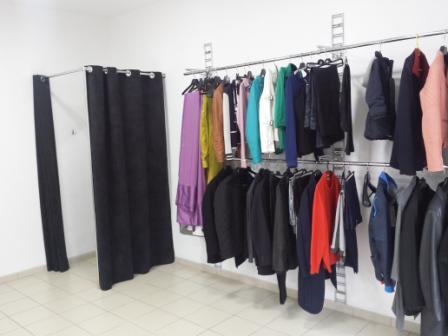 Rekkken met textiel, te wachten op de bewerking van de kleermaker.