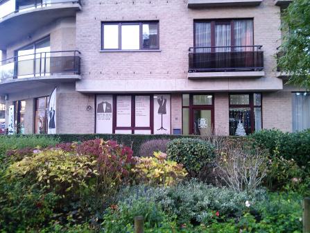 Winkelzicht buitenkant, je ziet goed de gedecoreerde ramen met het couturelogo