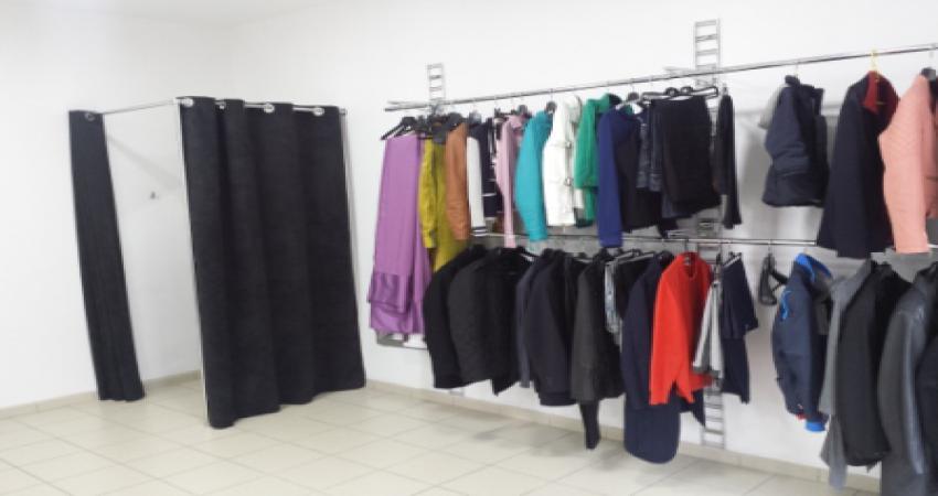 Rekkken met textiel, te wachten op de bewerking van de kleermaker.