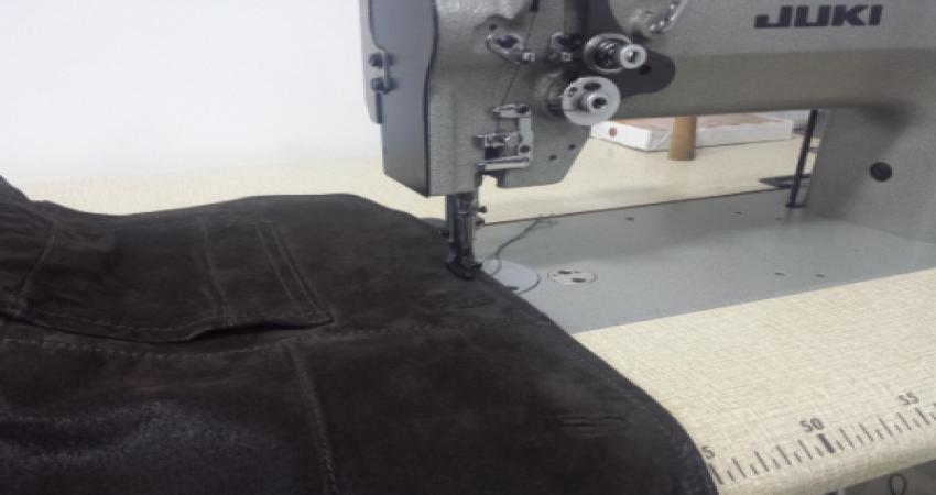 Naaimachine die een kledingstuk stikt